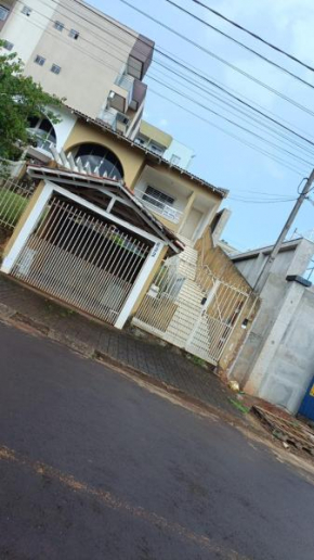 Pensão com piscina e área de lazer